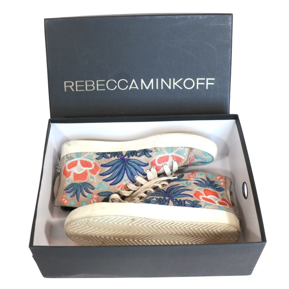 Back zip high tops 'Zaina Embroidery' style in sand suede